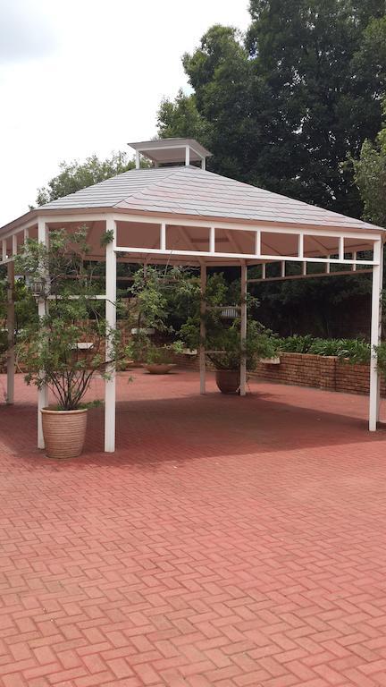 The Shakespeare Inn Vanderbijlpark Exterior foto