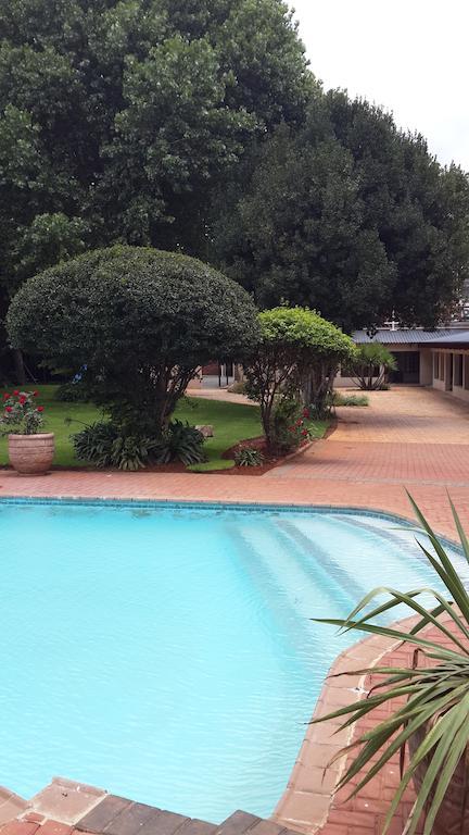 The Shakespeare Inn Vanderbijlpark Exterior foto
