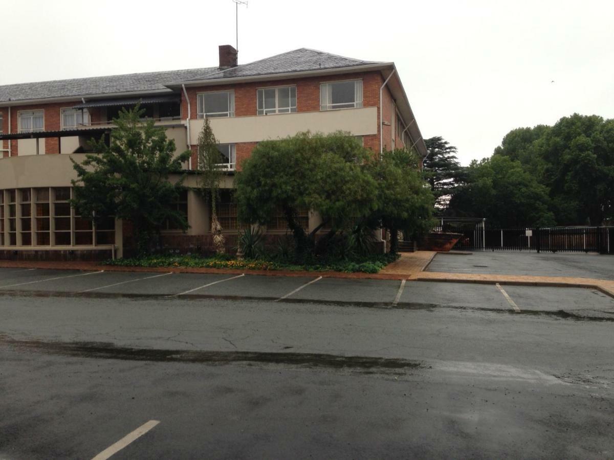 The Shakespeare Inn Vanderbijlpark Exterior foto